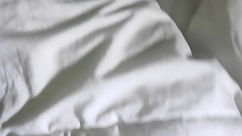 Una Ragazza Adolescente Con Grandi Tette Naturali Sperimenta Dolore Al Suo Sedere E Io La Penetra Nella Sua Vagina