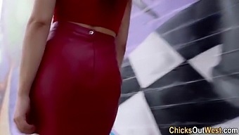 สาวออสเตรเลียได้รับความสุขทางปากจากของเล่นเพศ