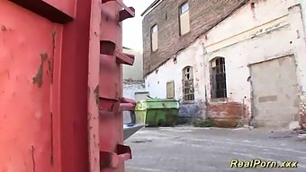 Giovane Adolescente Tedesca Prende Un Grosso Cazzo In Gola Profonda