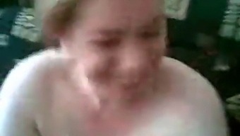 En Mogen Kvinna Från Mellanöstern Med Stora Bröst Ger Muntlig Njutning Och Har Samlag Med Sina Rikliga Skinkor