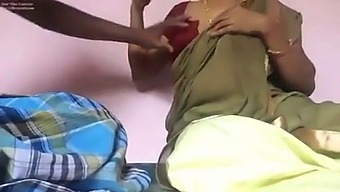 Прислужницата На Раджпалгупта Получава Масаж На Гърдите И Зърната Си От Собственика