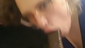 シェイが黒人男性に射精しながらオーラルセックスをする
