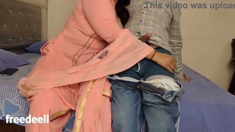Desi Milf ถูกกระตุ้น