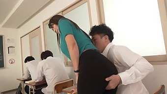 既婚の教育者、小早川怜子が静かな教室で激しい快感を体験する
