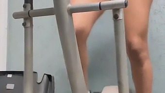 Trening Z Odwagą: Obejrzyj, Jak Pokazuje Swoje Umiejętności Na Siłowni
