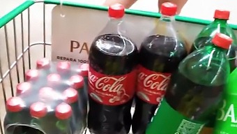 Ik Laat Mijn Billen Zien In De Winkel En Heb Buiten Orale Seks Met Een Werknemer
