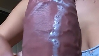 इरोटिक शावर मज़ा जिसमें एक कमशॉट फिनिश होता है।