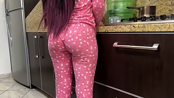 成熟的男人迷恋他年轻的继妹的屁股