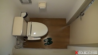 Voyeuristický Zážitek Z Pozorování Přepínače Skříně Modelky A Focení