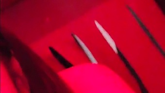 Ich Besuche Einen Swingerclub Und Stelle Mich In Ein Restriktives Abteil, So Dass Anonyme Teilnehmer Mich Oral Und Anal Verwöhnen Können, Was Zu Lauten Schreien Der Ekstase Führt