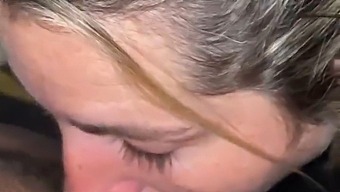 Une Bombe Blonde Fait Plaisir À Un Étalon Ébène Avec Une Gorge Profonde Et Une Éjaculation